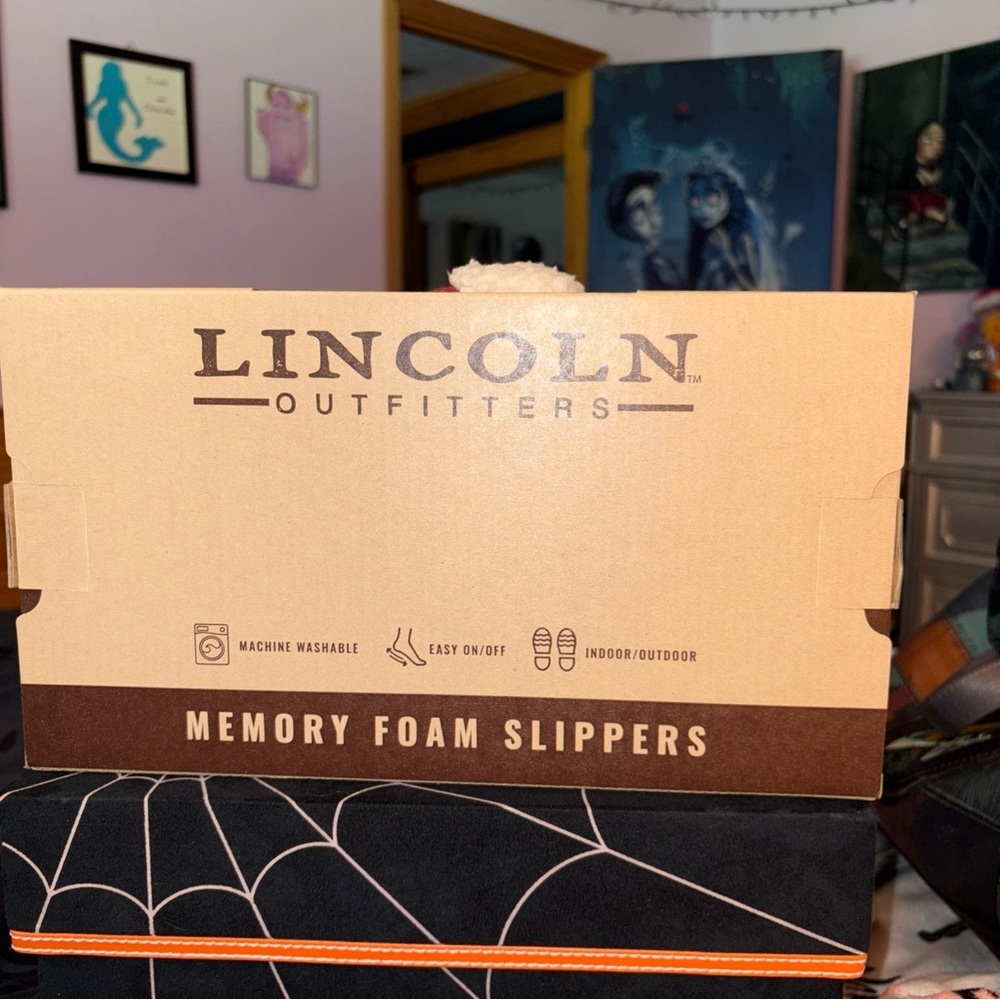 Lincoln Outfitters Red Memory Foam Slippers - Picture 5 of 7